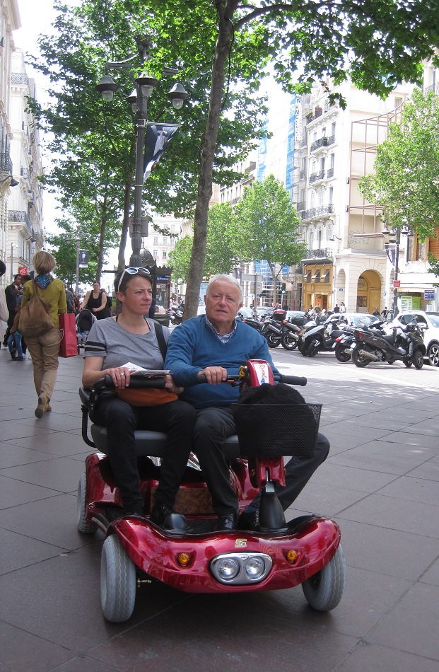 Fauteuil electrique deux places senior handicape PMR promenade Marseille